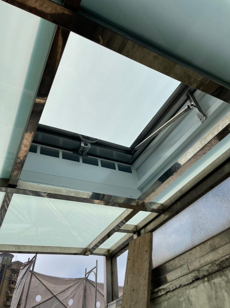 thi công piston điện cho cửa lên thăm mái